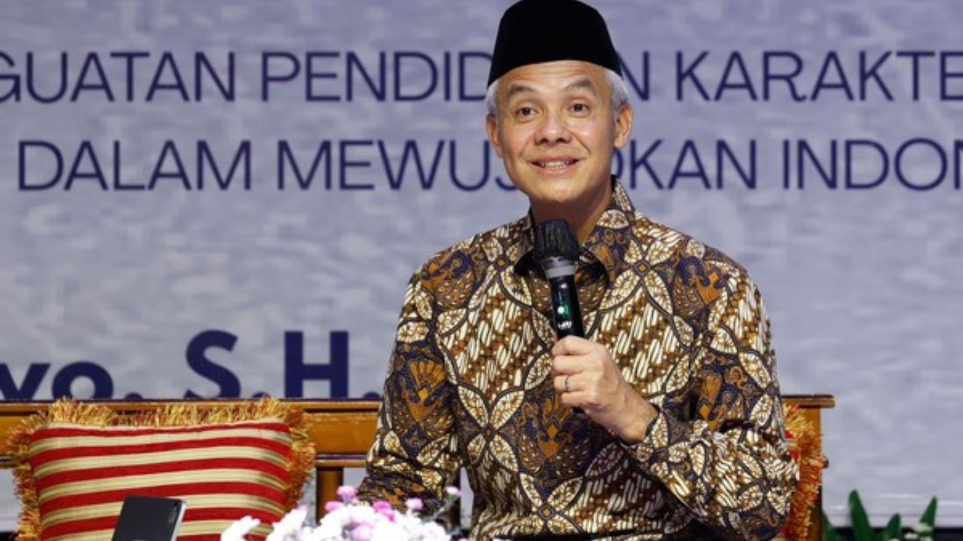 Ganjar Pranowo Ajak Masyarakat Pilih Baju Untuknya Melalui Voting